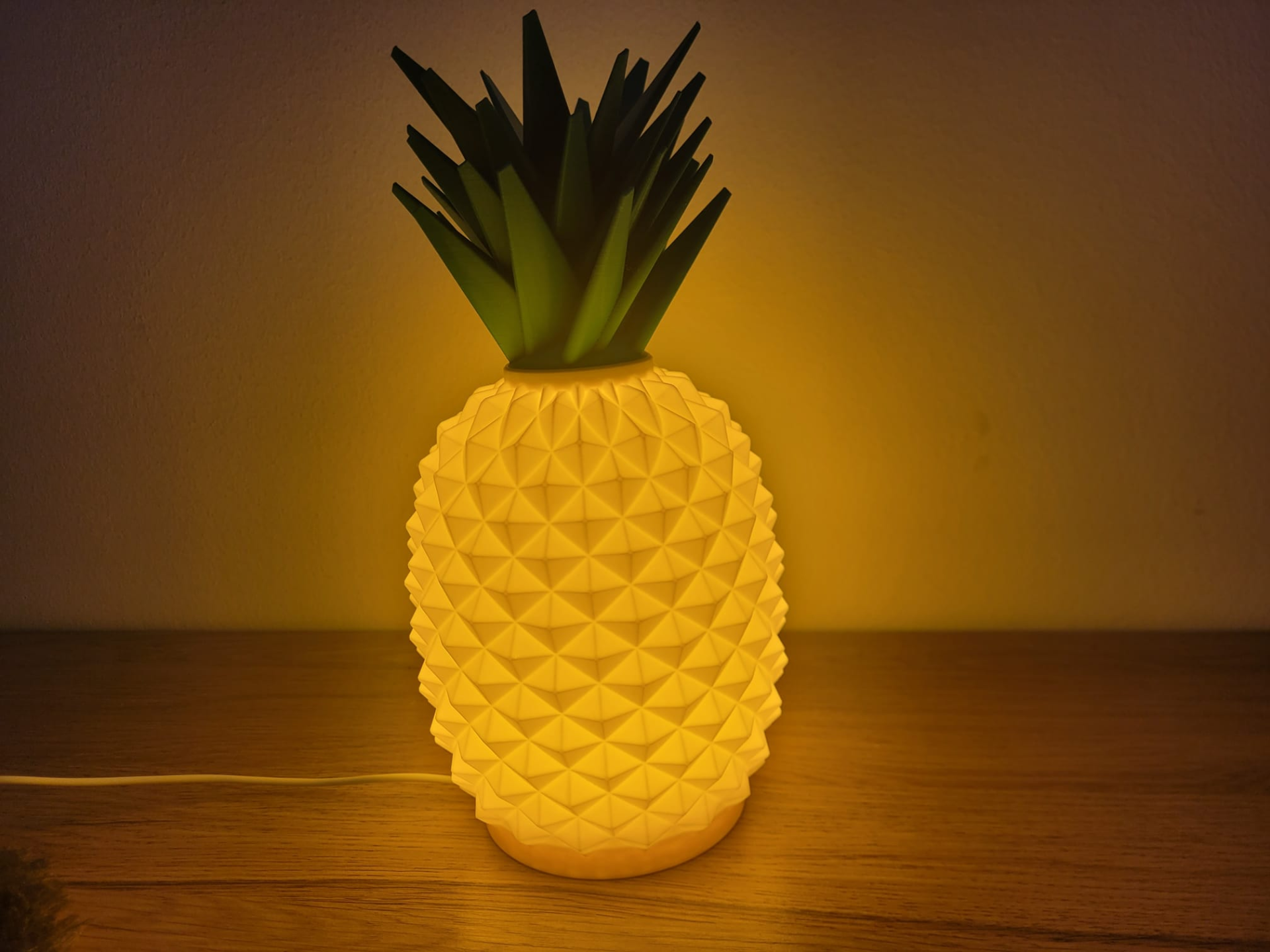 Lampa Stołowa Pineapple – Designerska Lampa Nocna 3D z Regulacją Barwy i Jasności
